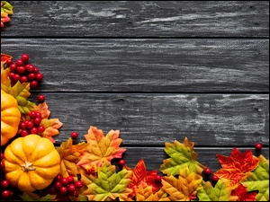 Jesienna prezentacja z liśćmi i dyniami