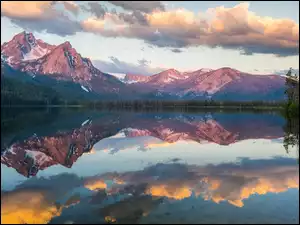 Mcgown Peak, Stanley Lake, Odbicie, Drzewa, Sawtooth Range, Stan Idaho, Jezioro, Góry, Chmury, Góra, Stany Zjednoczone