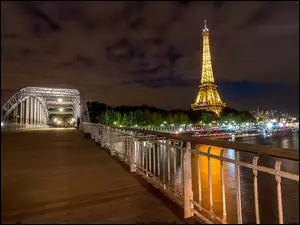 Widok z mostu na Wieżę Eiffla w Paryżu