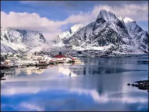 Jezioro i góry w Norwegii w zimowej szacie