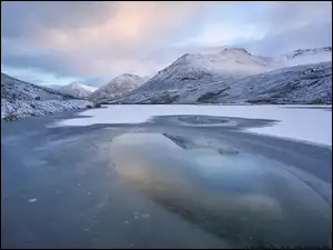 Pasmo górskie Chibiny w Rosji zimową porą