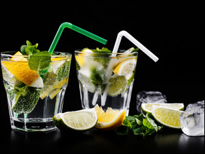 Limonki z lodem w szklankach