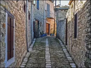 Brukowana ulica w wiosce Vavla na Cyprze