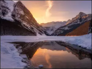 Kanada, WschĂłd sĹoĹca, Park Narodowy Banff, Drzewa, Jezioro, Zima, GĂłry, Lake Louise, Las, Alberta