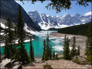 Jezioro Moraine, Ĺnieg, Park Narodowy Banff, Dolina, Drzewa, Alberta, Kanadyjskie GĂłry Skaliste, Las, DziesiÄciu SzczytĂłw, Ĺwierki, Kanada