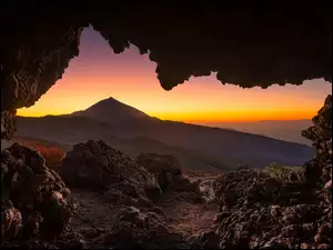 Widok z jaskini na gĂłrÄ Teide
