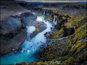 Rzeka i wodospady w wąwozie Sigoldugljufur na Islandii