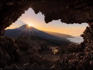 Widok z jaskini na gĂłrÄ Teide w promieniach sĹoĹca