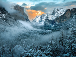 Park Narodowy Yosemite, Zima, Drzewa, Kalifornia, MgĹa, GĂłry, Stany Zjednoczone, Ĺnieg