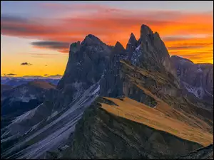 skaliste szczyty górskie przy zachodzie słońca