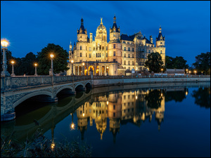 OĹwietlony nocÄ most i zamek w Schwerin