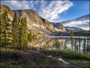 Odbicie, GĂłry, Drzewa, Wyoming, Snowy Range, Chmury, Stany Zjednoczone, Jezioro