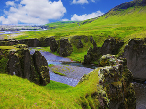 Rzeka Fjadra w kanonie Fjadrargljufur w Islandii