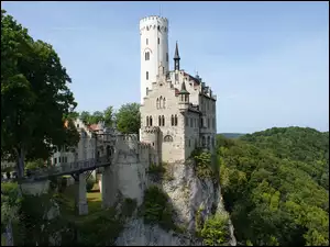 Zamek Lichtenstein na wzgĂłrzu wĹrĂłd drzew