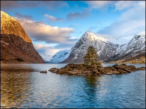 Jezioro Kjosnesfjorden, Chmury, GĂłry, Norwegia, Kamienie