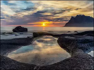 Niebo, PlaĹźa, Kamienie, Uttakleiv Beach, GĂłry, Lofoty, Chmury, WybrzeĹźe, Morze, SkaĹy, Norwegia