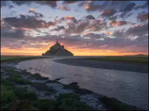 Wyspa Mont Saint Michel, Francja, ZachĂłd sĹoĹca, Rzeka, Opactwo Ĺw MichaĹa ArchanioĹa, Chmury