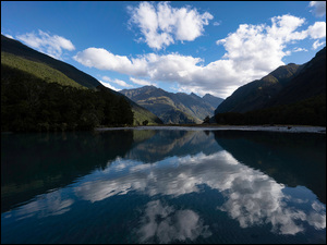 Rzeka Matukitukiw Alpach PoĹudniowych na Wyspie PoĹudniowej Nowej Zelandii