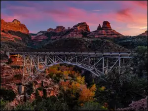 JesieĹ, Midegly Bridge, Oak Creek Canyon, Most, Arizona, Stany Zjednoczone, GĂłry, Sedona, SkaĹy, Drzewa