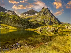 Góry i jezioro Lac Fourchu we Francji