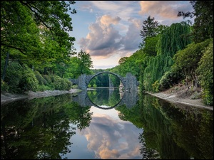 Drzewa, Niemcy, Most Ĺukowy, Chmury, Park RododendronĂłw Kromlau, Jezioro Rakotz, Odbicie, Kamienny