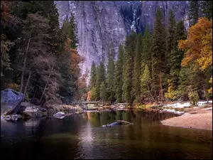Kamienie, JesieĹ, Most, Merced River, Kalifornia, Brzeg, Las, Drzewa, Park Narodowy Yosemite, Rzeka, Stany Zjednoczone, SkaĹy, GĂłry