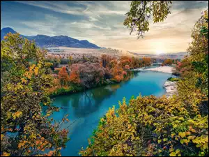 Kolorowa jesień nad rzeką w górach