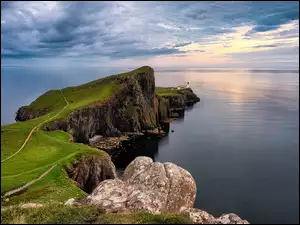 Szkocja, Neist Point Lighthouse, Chmury, Latarnia morska, WybrzeĹźe, Morze Szkockie, SkaĹy, Klif, Wyspa Skye, PĂłĹwysep Duirinish