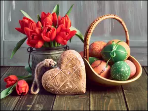 Serce obok tulipanów w wiaderku i koszyczka z pisankami