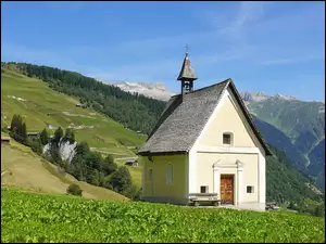 Kaplica na wzgórzu nad górskądoliną