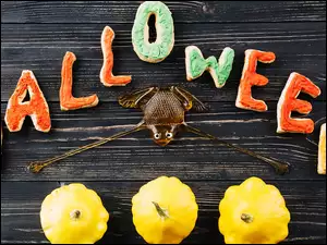 Żaba przy napisie Halloween i dyniach