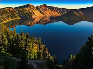 Jezioro Kraterowe i stratowulkan Mount Mazama w Parku Narodowym Jeziora Kraterowgo