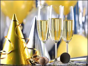 Kieliszki szampana i serpentyny na powitanie Nowego Roku