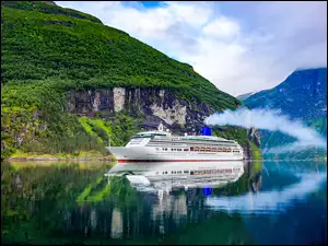 Geiranger, Fiord Geirangerfjorden, Drzewa, Norwegia, Góry, Pasażerski, Statek wycieczkowy