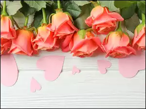 Serduszka i róże na deskach