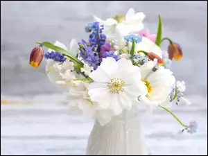 Bukiet kwiatów kolorowych w wazonie
