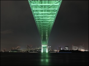 Oświetlony most w Tokio