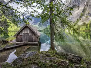 Drewniany dom na górskim leśnym jeziorze