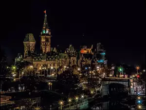 Budynek parlamentu kanadyjskiego w Ottawie nocą