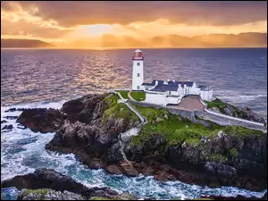 WschĂłd sĹoĹca, Morze, SkaĹy, Portsalon, Latarnia morska, Chmury, Irlandia, Fanad Head Lighthouse