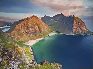 Góry porośnięte roślinnością u wybrzeży Norwegii