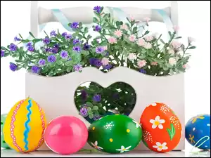 Kompozycja Wielkanocna z pisankami i drobnymi kwiatkami