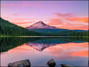 Kamieniste jezioro w górach o zachodzie słońca