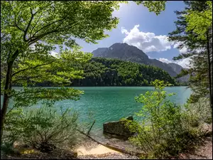 Styria, Austria, Jezioro Leopoldsteinersee, Chmury, Góry, Drzewa