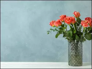 Bukiet herbacianych róż w szklanym wazonie