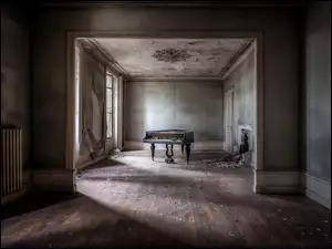 Pusty pokój z fortepianem na środku