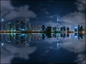 Budynki i wieżowce nad zatoką w Dubaju