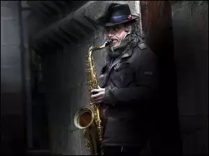 Muzyk grający na saksofonie