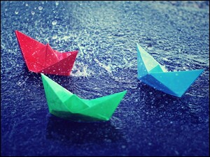 Trzy papierowe łódki origami