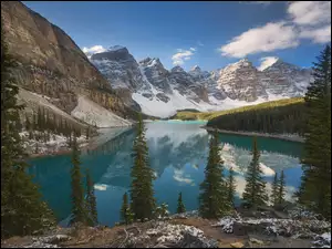 Kanada, Jezioro Moraine, Prowincja Alberta, Chmury, Odbicie, Las, Drzewa, Park Narodowy Banff, Góry